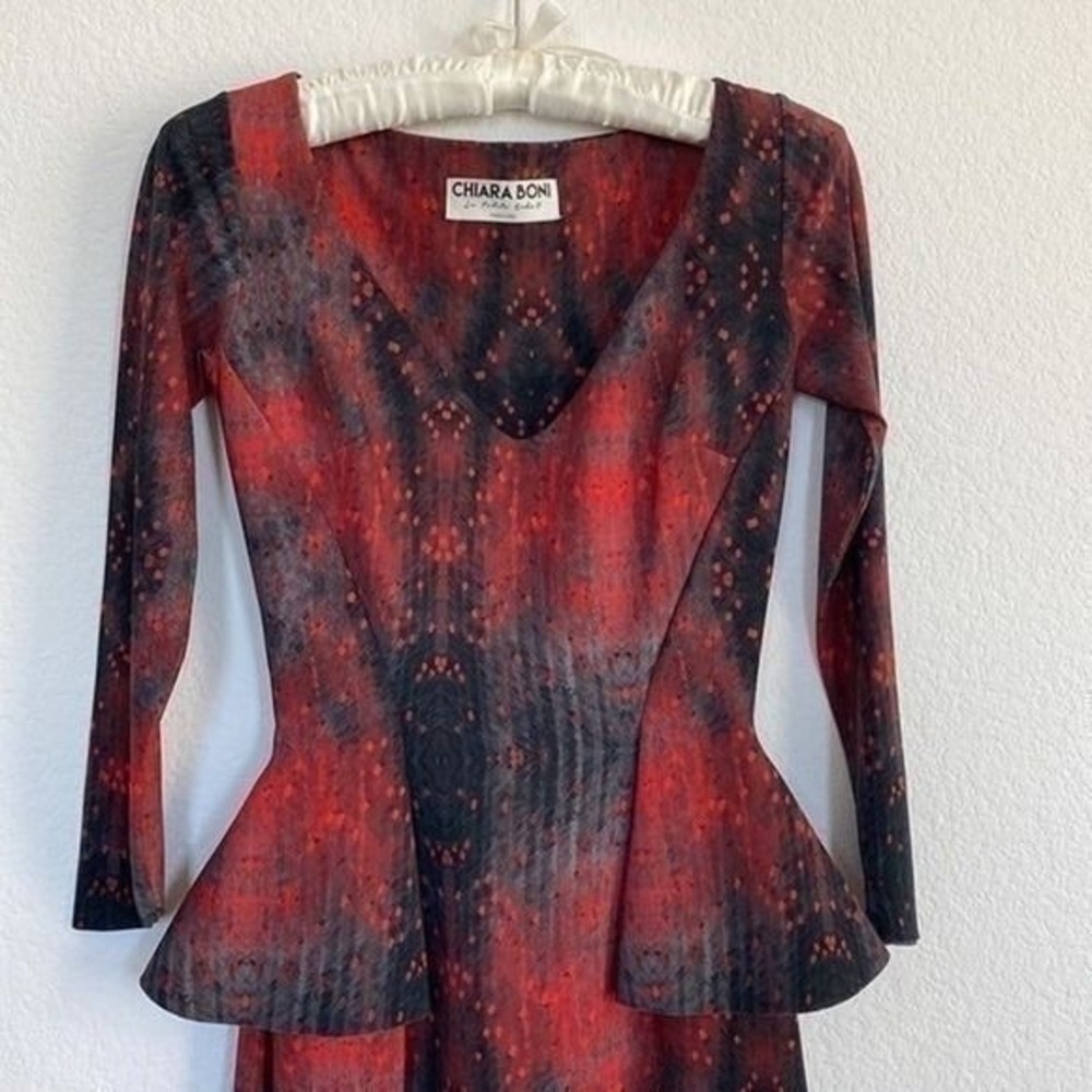 Chiara Boni La Petite Robe Red Grey Abstract Peplum V-Neck Sheath Dress Italy - Picture 4 of 12